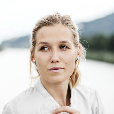 Salzburg Bloggeirn Anna Leixnering trägt runde Ohrstecker mit beigen und cremefarbenen Perlen auf Tifmys.