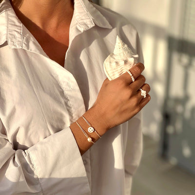 Shells, pearls and mother of pearl makes creates the most beautiful jewelry items for Summer 2023. Show your bracelets or pearl rings on your next holiday to Mykonos, Samos, St Barths or Saint Tropez.
