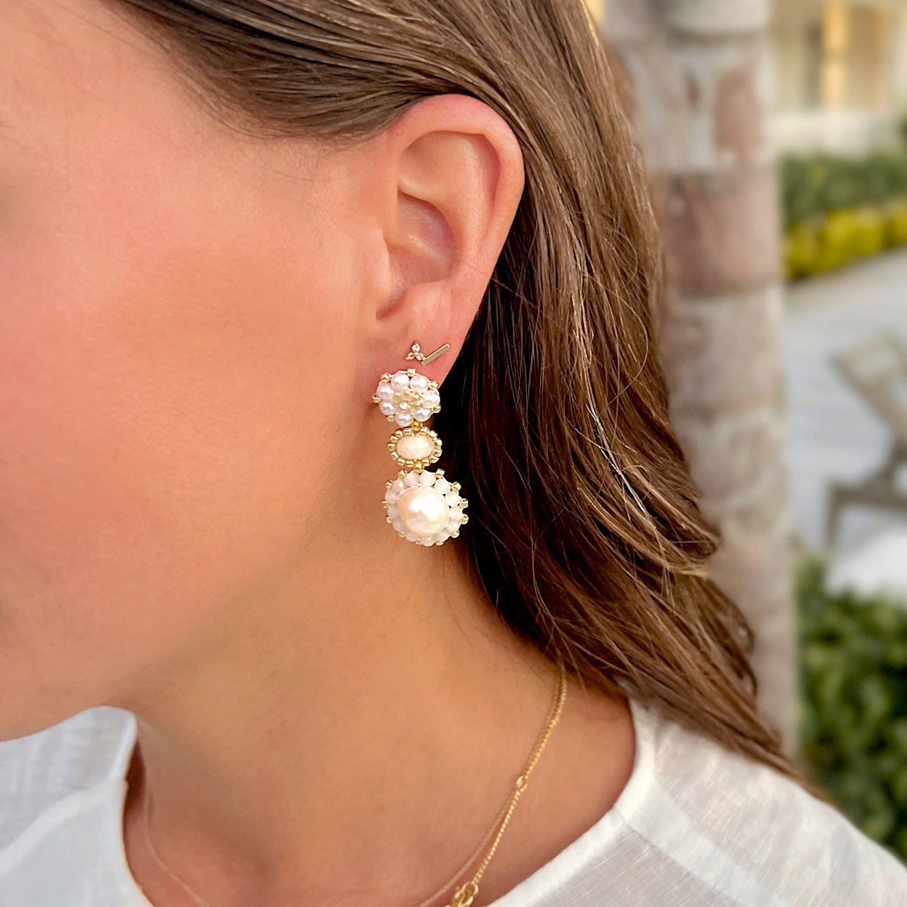 white statement pearl earrings with golden rocailles pearl details and freshwater pearls and jade gemstone