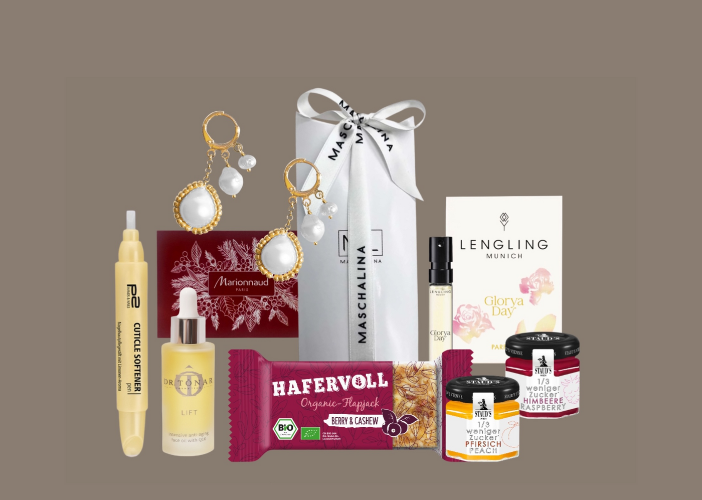Wir präsentieren die Gratis Weltfrauentag Box von Maschalina Productions GmbH: ein zusammengestelltes Set mit Hautpflegeprodukten, Parfüm, Perlenohrringen, einem Snackriegel und Fruchtkonserven. Elegant präsentiert auf einem neutralen Hintergrund mit einer Schleife verkörpert es Schönheit und Gourmet-Luxus.