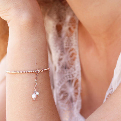 rosegold bracelet with white and light pink freshwater pearl pendant