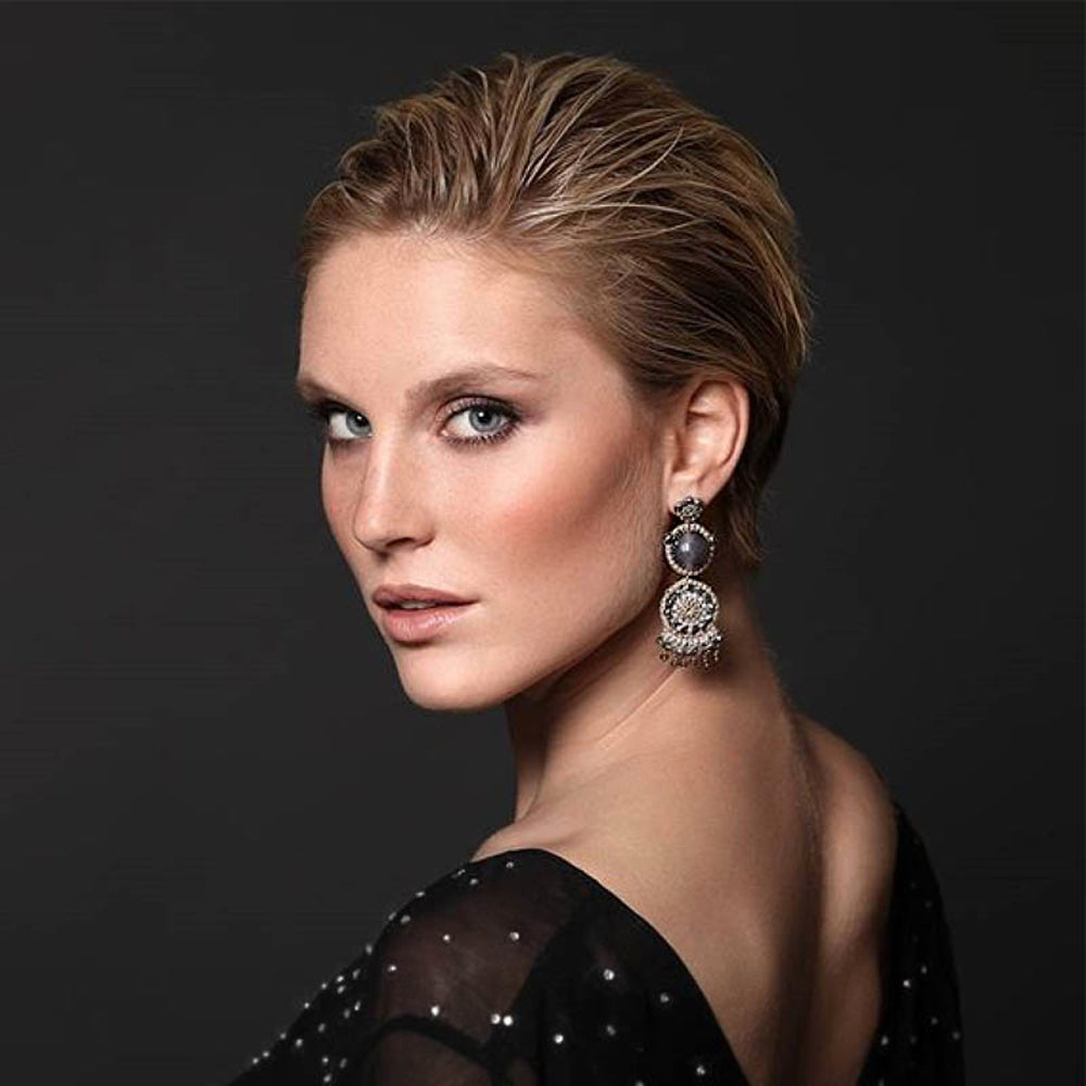 Germany´s Next Topmodel Kim Hnizdo trägt Ohrringe mit Rauchquarz-Edelstein und silbernen und grauen Perlen
