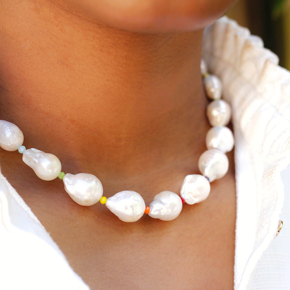  necklace made of freshwater pearls and a multicolored stretch band 