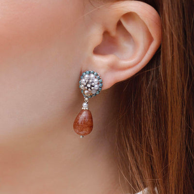 Kastanien braune Ohrringe mit Karneol-Steintropfen, kleinen Süßwasserperlen und blauen Perlen