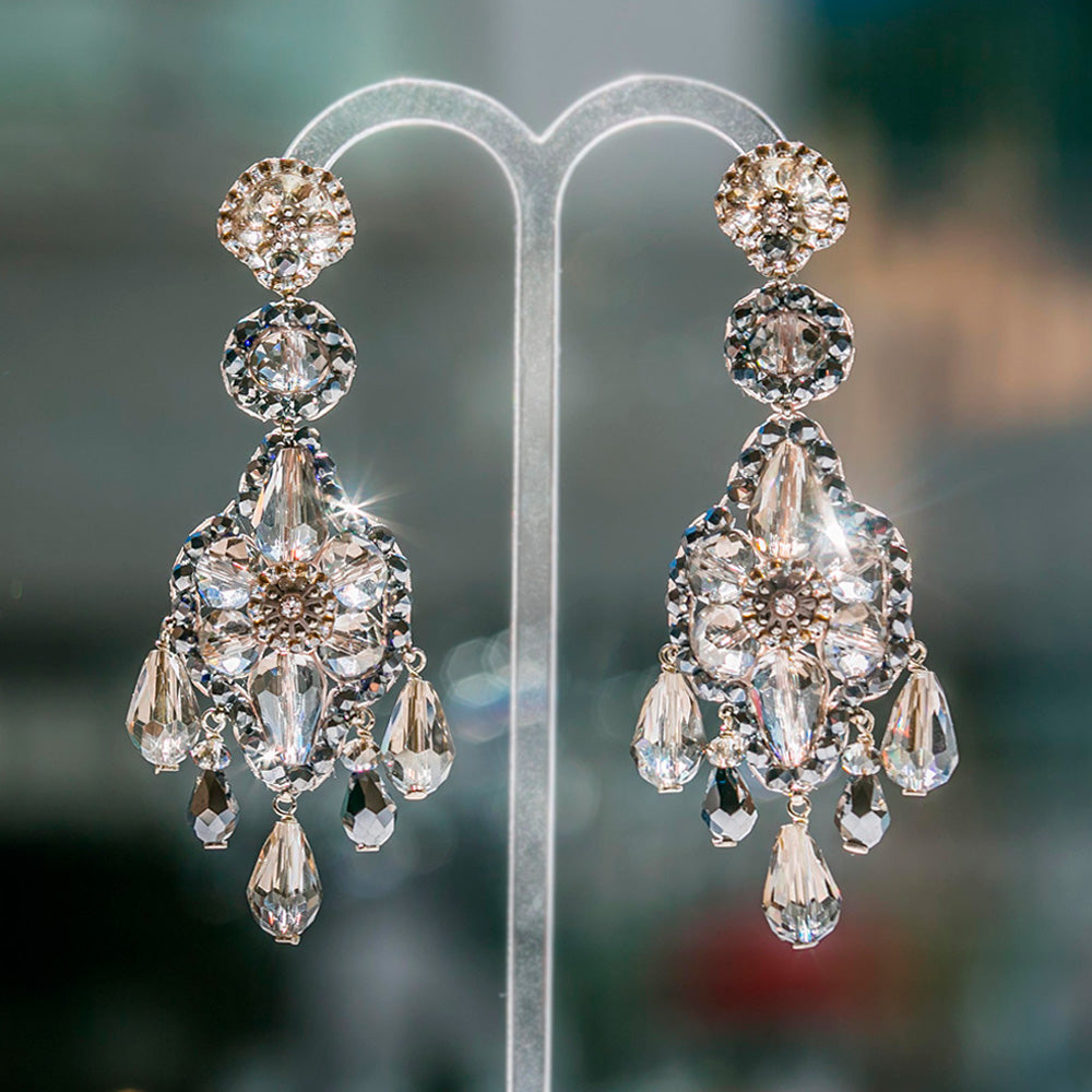 Handgemachte große Statement-Ohrringe aus Glas Kristallen und taupefarbenen Perlen hergestellt in Österreich.