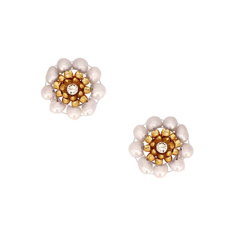 round earstuds with cream white freshwater pearls and golden beads - Gratisgeschenk