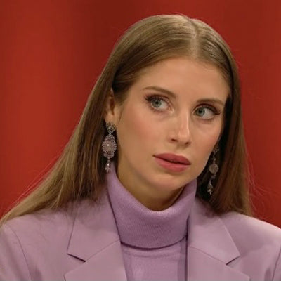 Cathy Hummels trägt lange silberne Statement-Ohrringe mit rundem Rosenquarzstein und kleinen lila Perlen in der Sendung SternTV.