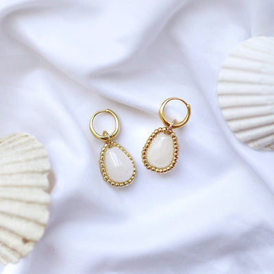 gold plated hoops with cream coloured agate stone and golden rocailles beads