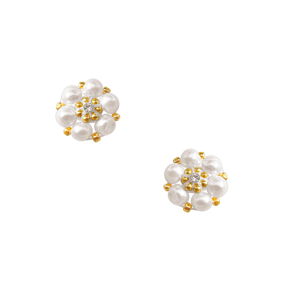 Süßwasserperlen Knopf Ohrringe aus echten Perlen und goldfarbenen ornamenten.