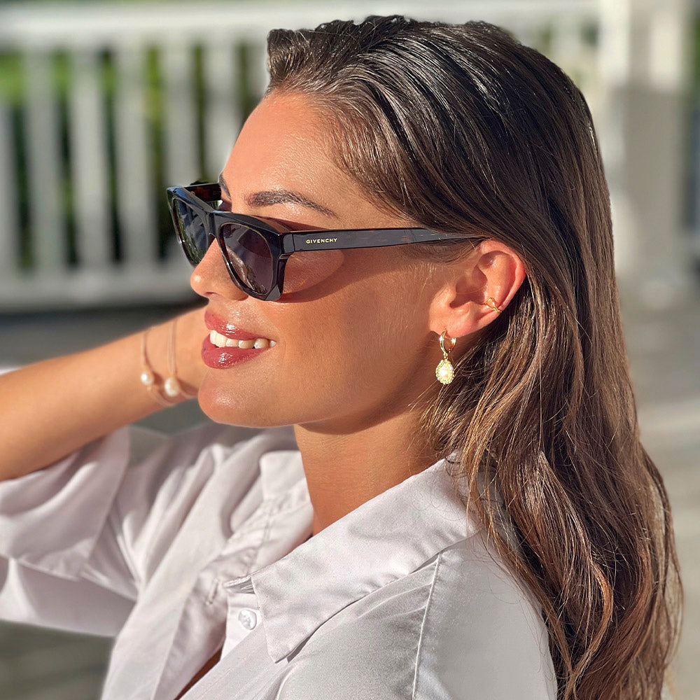 Givenchy Sonnebrille kombiniert mit Maschalina Monaco Hoop Ohrringen im Bruna Style.