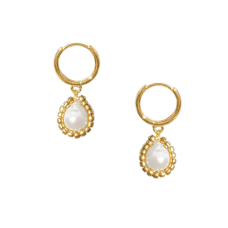 Moderne Beach Hoops aus Echt Silber vergoldeter Creole mit daran hängender Süßwasserperle umrandet in Gold und dekoriert auf einer karibischen Muschel. - Gratisgeschenk