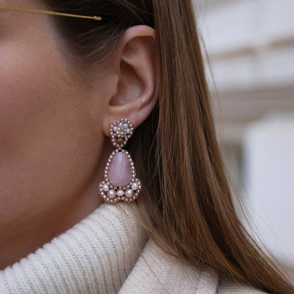 Bloggerin "Daisiesandglitter" trägt große rosa Statement-Ohrringe Süßwasserperlen und Rosenquarz.