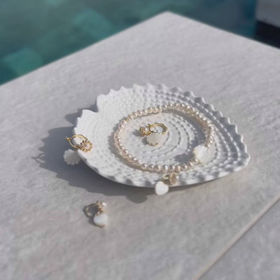 Perfekter Perlen Schmuck aus Gold Creole mit weißen Perlen.