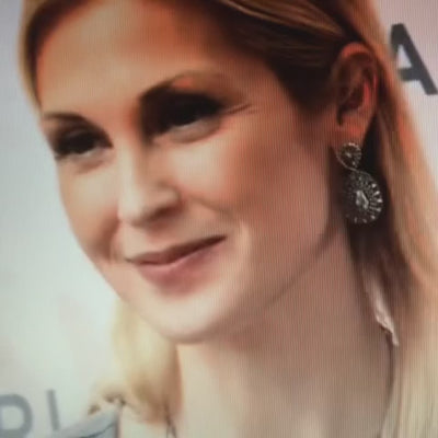 Gossip Girl actress Kelly Rutherford wearring shiny drop-shaped earrings made out of silver beads